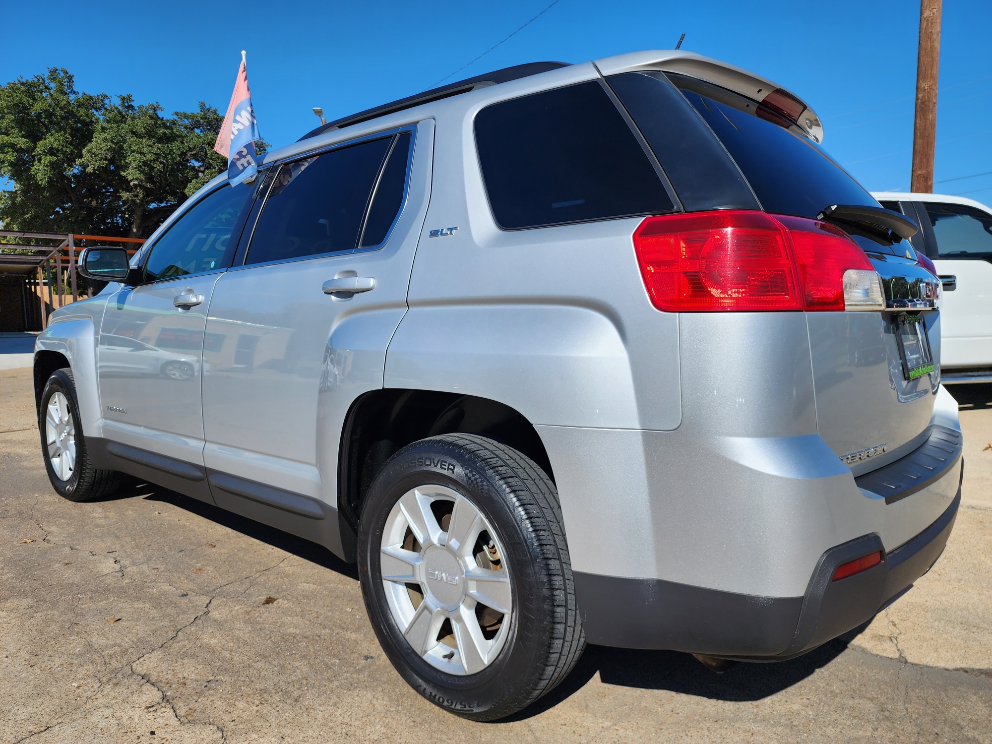 2013 SILVER GMC Terrain SLT (2GKALUEK0D6) with an 2.4L L4 DOHC 16V FFV engine, 6-Speed Automatic transmission, located at 2660 S.Garland Avenue, Garland, TX, 75041, (469) 298-3118, 32.885387, -96.656776 - Welcome to DallasAutos4Less, one of the Premier BUY HERE PAY HERE Dealers in the North Dallas Area. We specialize in financing to people with NO CREDIT or BAD CREDIT. We need proof of income, proof of residence, and a ID. Come buy your new car from us today!! This is a very well cared for 2013 GM - Photo #5